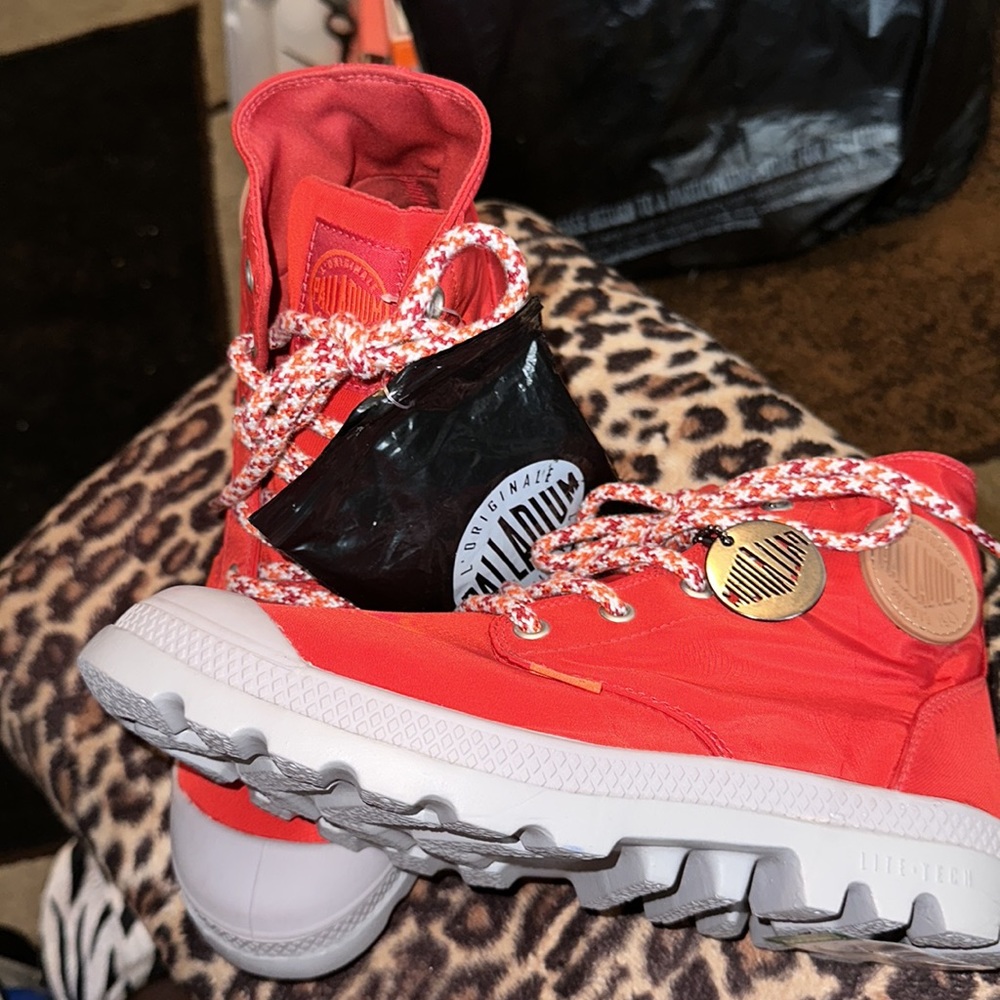 Red Palladium - Picture 2 of 3